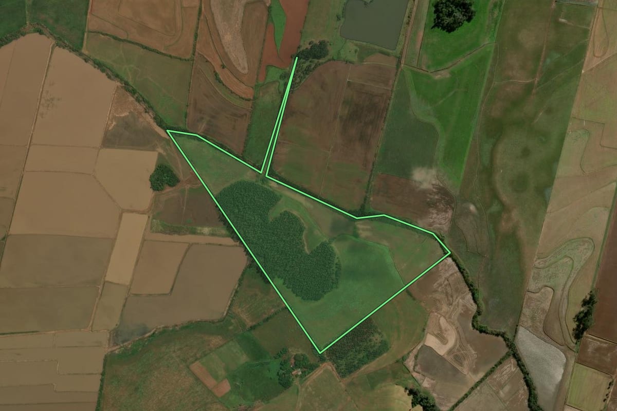 Imagem de satélite do imóvel rural em Restinga Sêca (RS), com o contorno declarado no CAR desenhado por cima.