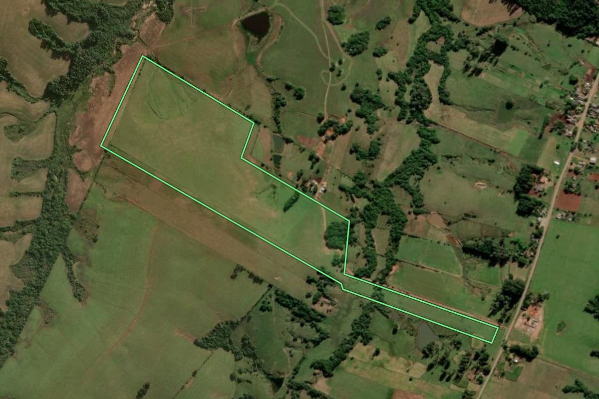 Imagem de satélite do imóvel rural em Restinga Sêca (RS), com o contorno declarado no CAR desenhado por cima.
