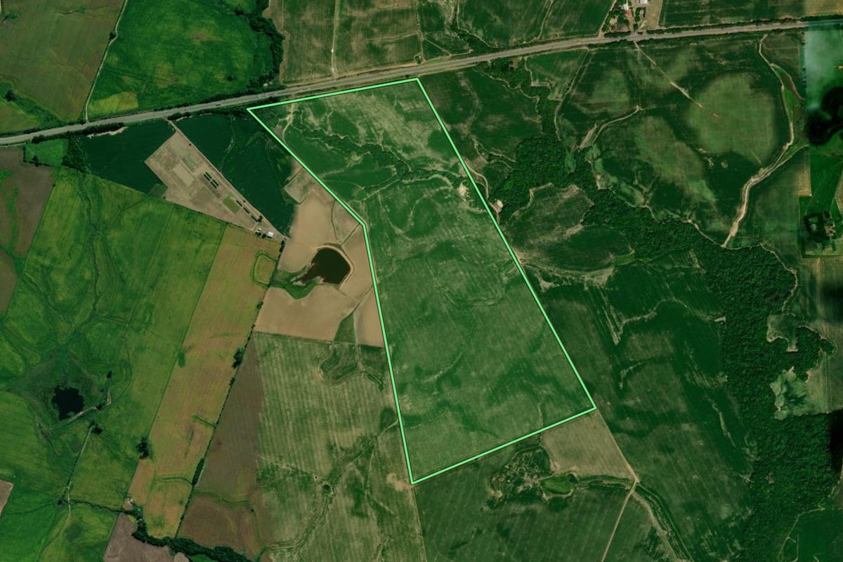 Imagem de satélite do imóvel rural em Restinga Sêca (RS), com o contorno declarado no CAR desenhado por cima.