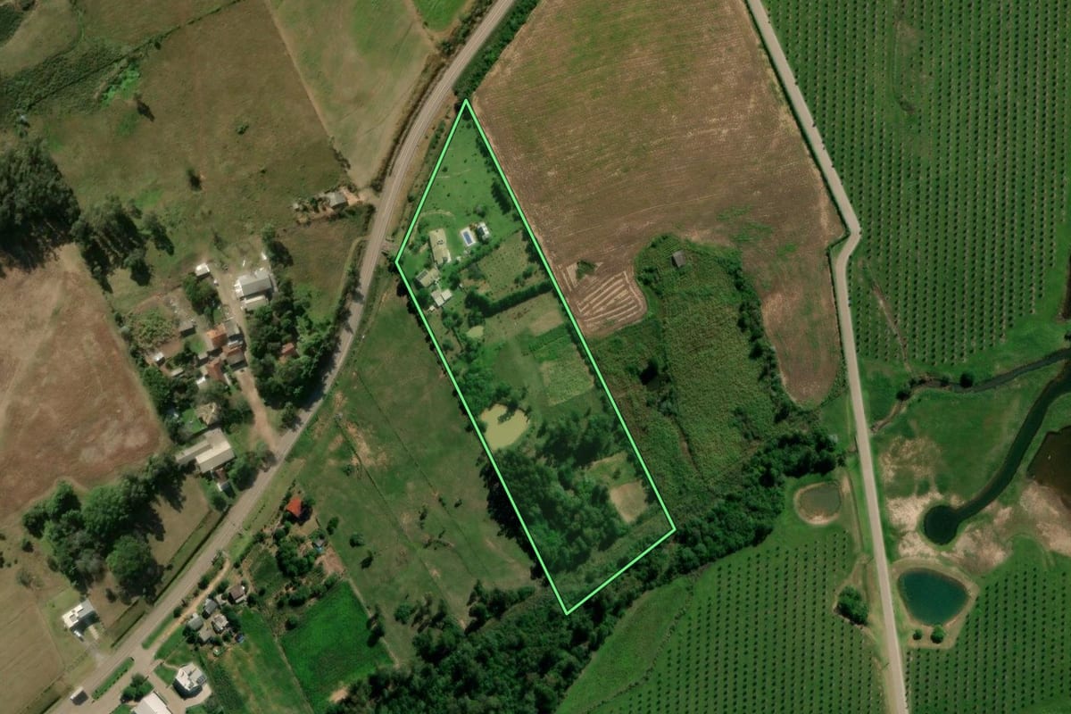 Imagem de satélite do imóvel rural em Restinga Sêca (RS), com o contorno declarado no CAR desenhado por cima.