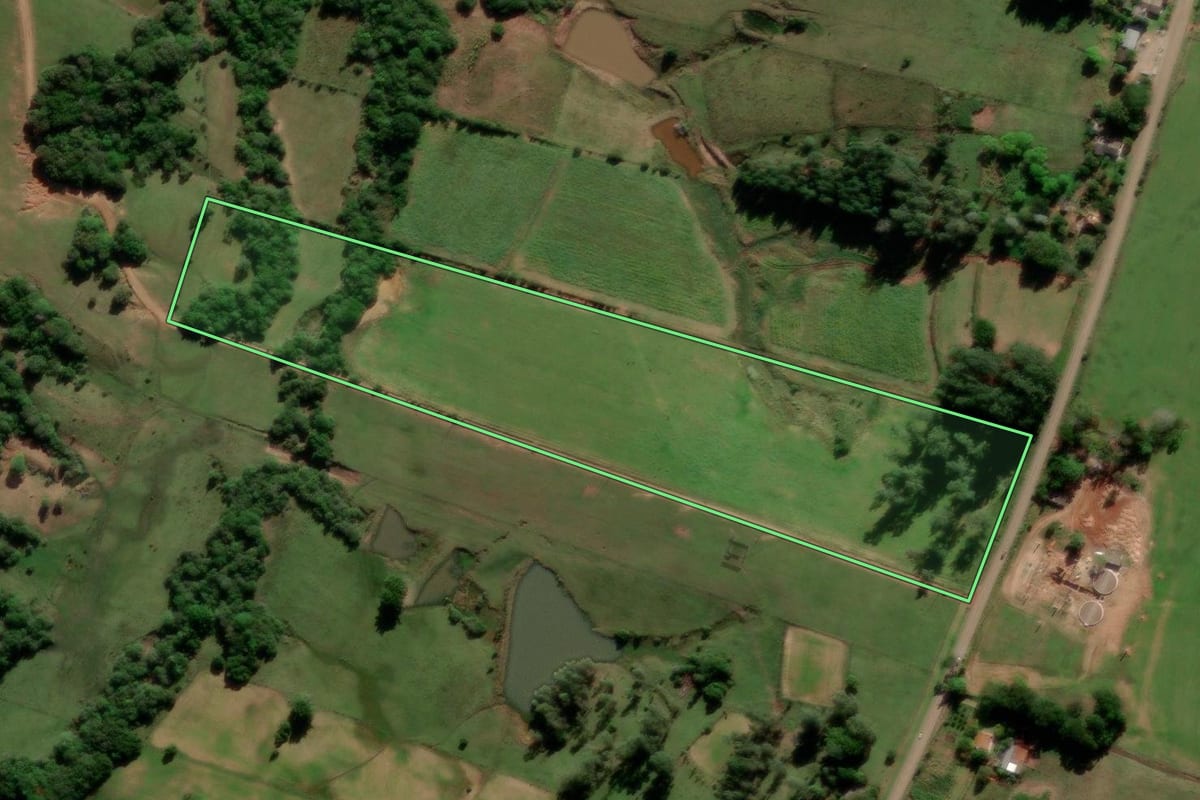 Imagem de satélite do imóvel rural em Restinga Sêca (RS), com o contorno declarado no CAR desenhado por cima.