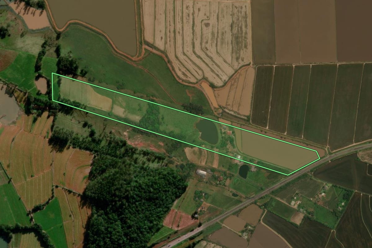 Imagem de satélite do imóvel rural em Restinga Sêca (RS), com o contorno declarado no CAR desenhado por cima.