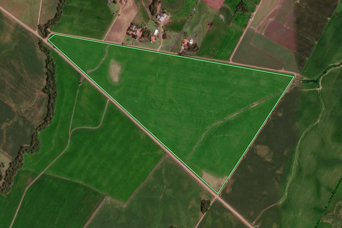 Imagem de satélite do imóvel rural em Restinga Sêca (RS), com o contorno declarado no CAR desenhado por cima.