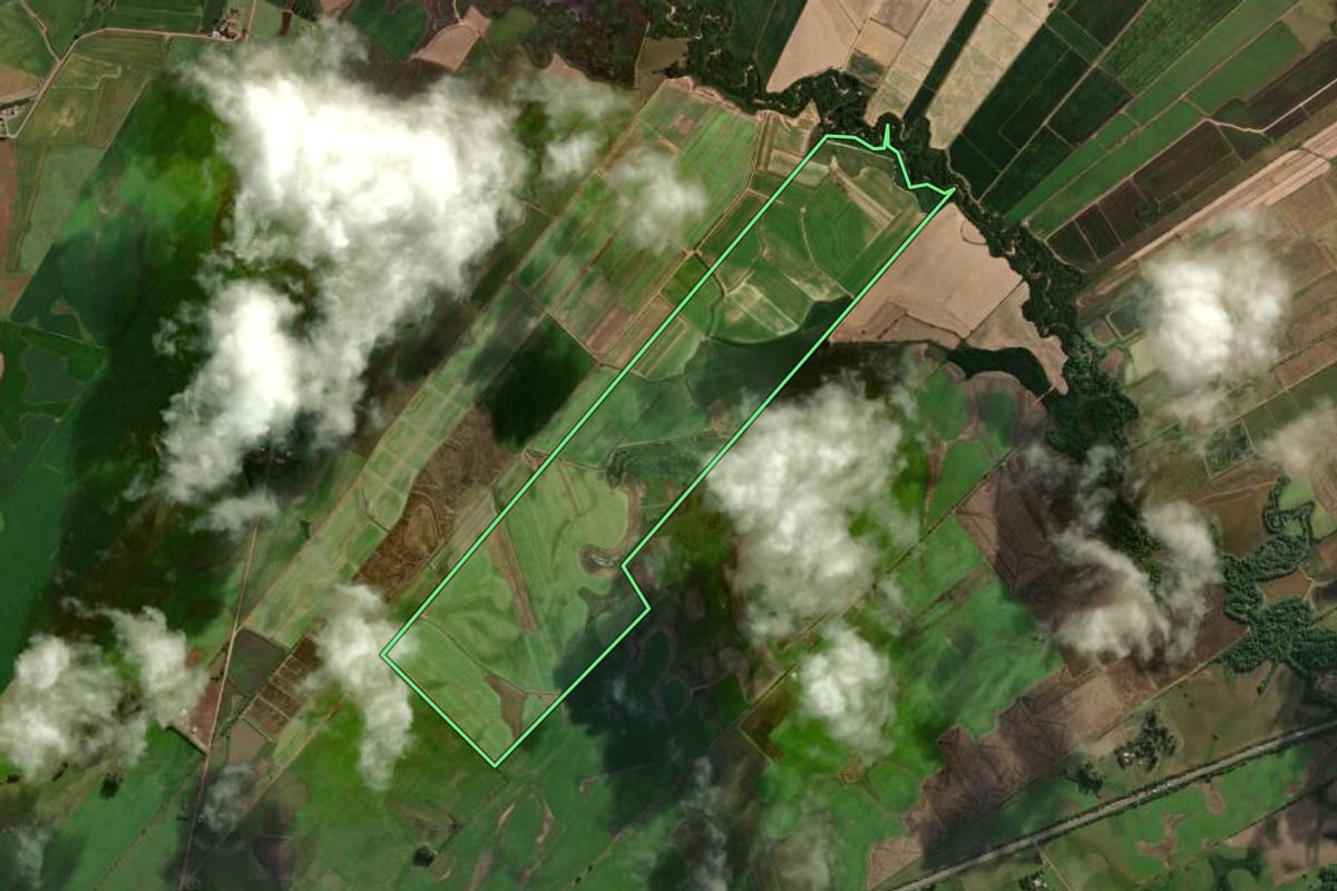 Imagem de satélite do imóvel rural em Restinga Sêca (RS), com o contorno declarado no CAR desenhado por cima.