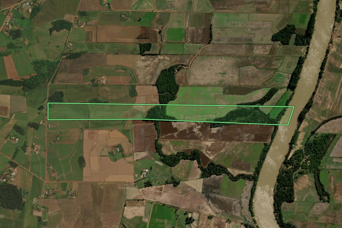 Imagem de satélite do imóvel rural em Restinga Sêca (RS), com o contorno declarado no CAR desenhado por cima.