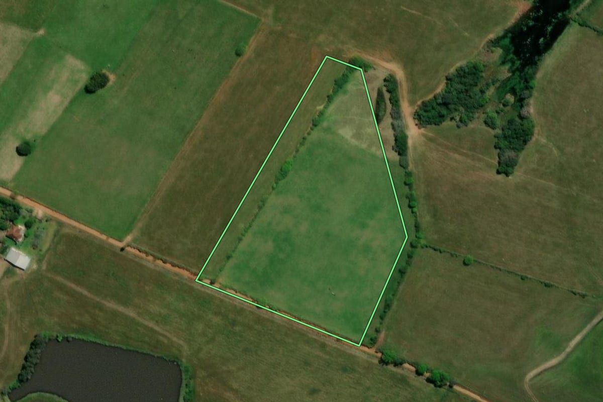 Imagem de satélite do imóvel rural em Restinga Sêca (RS), com o contorno declarado no CAR desenhado por cima.