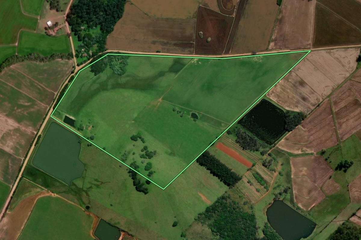 Imagem de satélite do imóvel rural em Restinga Sêca (RS), com o contorno declarado no CAR desenhado por cima.