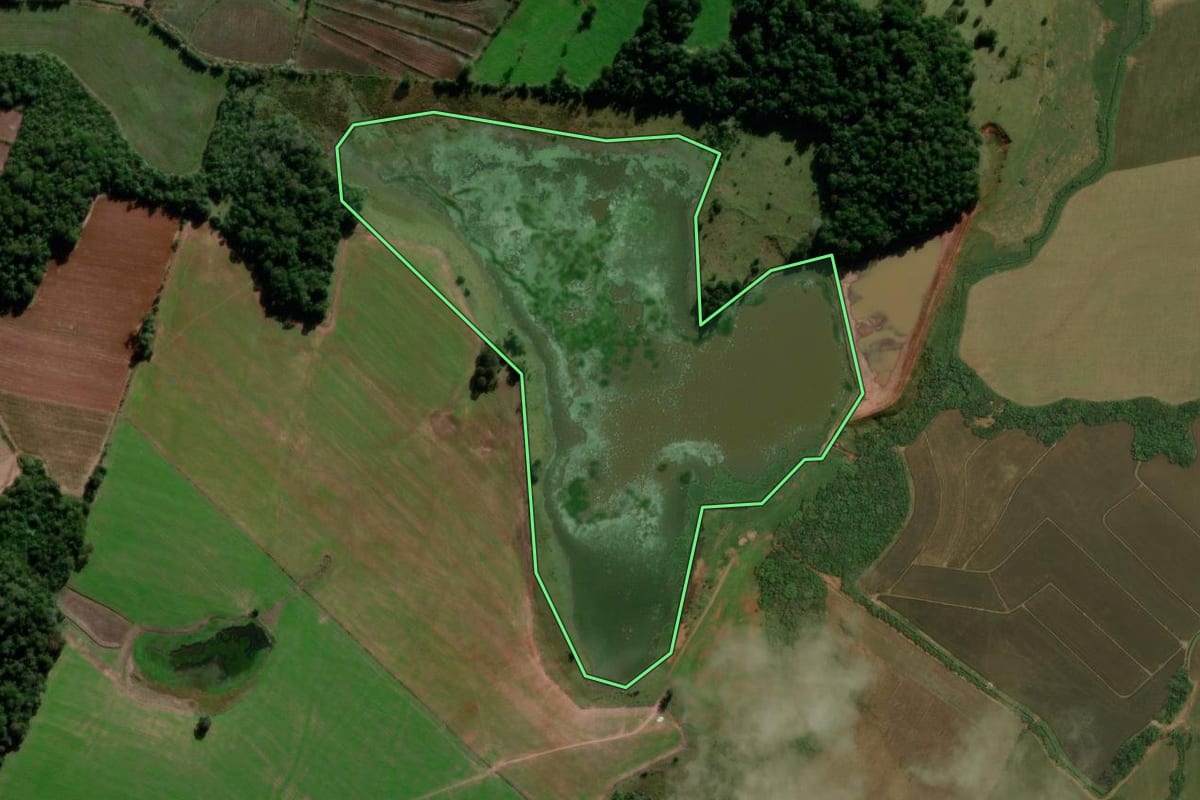 Imagem de satélite do imóvel rural em Restinga Sêca (RS), com o contorno declarado no CAR desenhado por cima.