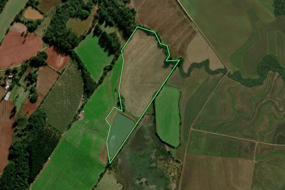 Imagem de satélite do imóvel rural em Restinga Sêca (RS), com o contorno declarado no CAR desenhado por cima.