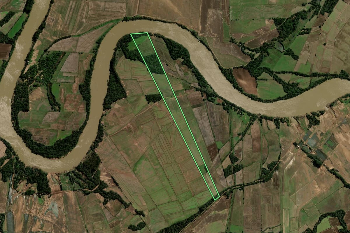 Imagem de satélite do imóvel rural em Restinga Sêca (RS), com o contorno declarado no CAR desenhado por cima.