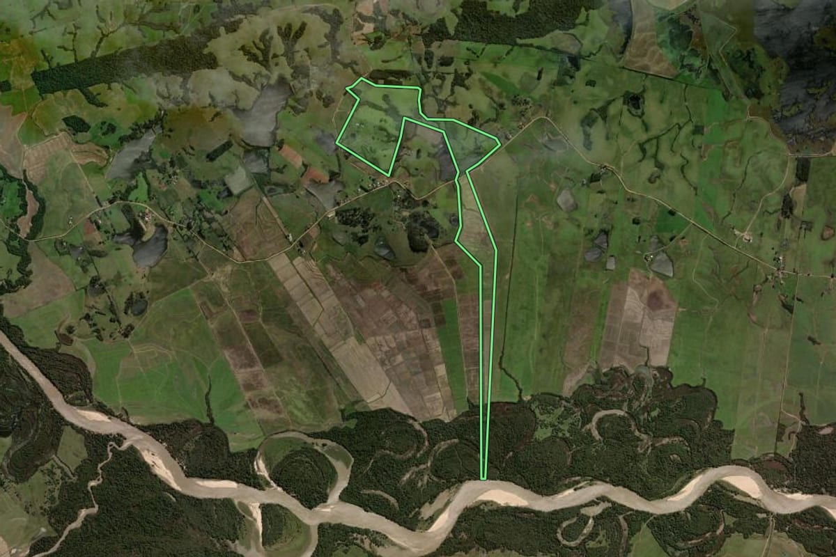 Imagem de satélite do imóvel rural em Restinga Sêca (RS), com o contorno declarado no CAR desenhado por cima.