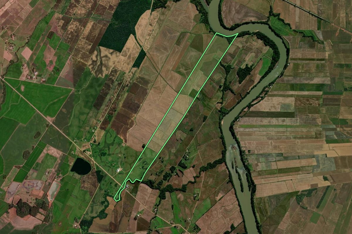 Imagem de satélite do imóvel rural em Restinga Sêca (RS), com o contorno declarado no CAR desenhado por cima.