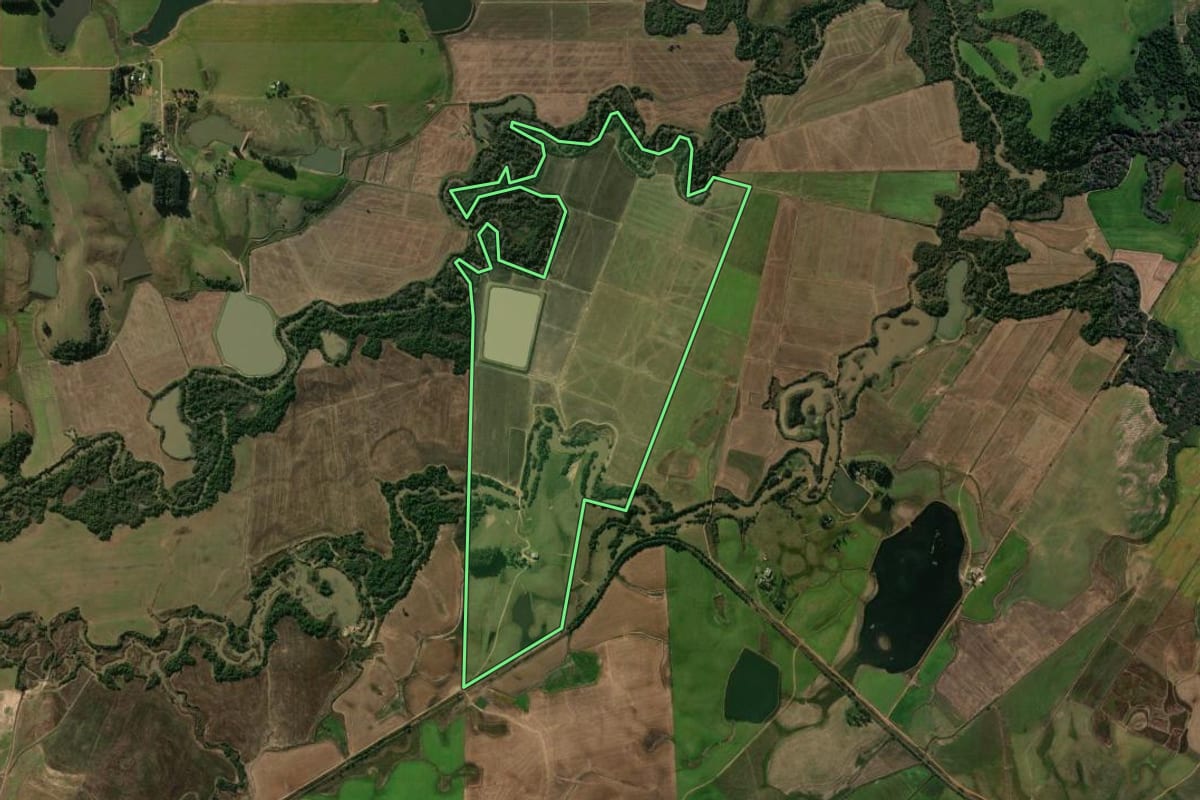 Imagem de satélite do imóvel rural em Restinga Sêca (RS), com o contorno declarado no CAR desenhado por cima.