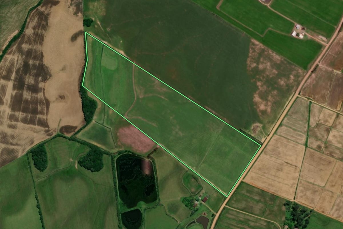 Imagem de satélite do imóvel rural em Restinga Sêca (RS), com o contorno declarado no CAR desenhado por cima.