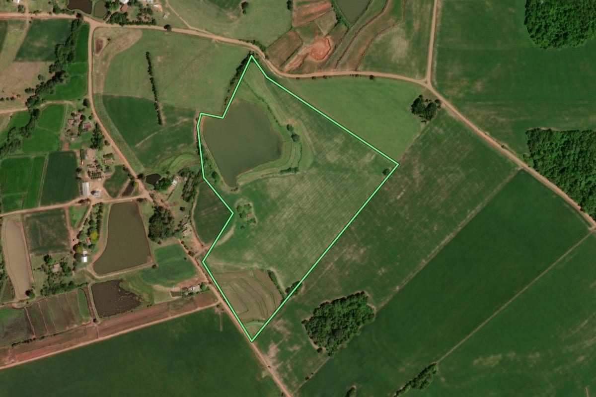 Imagem de satélite do imóvel rural em Restinga Sêca (RS), com o contorno declarado no CAR desenhado por cima.