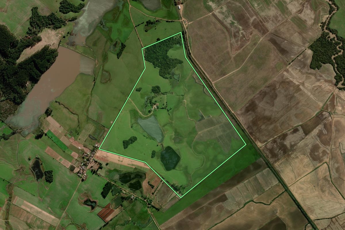 Imagem de satélite do imóvel rural em Restinga Sêca (RS), com o contorno declarado no CAR desenhado por cima.