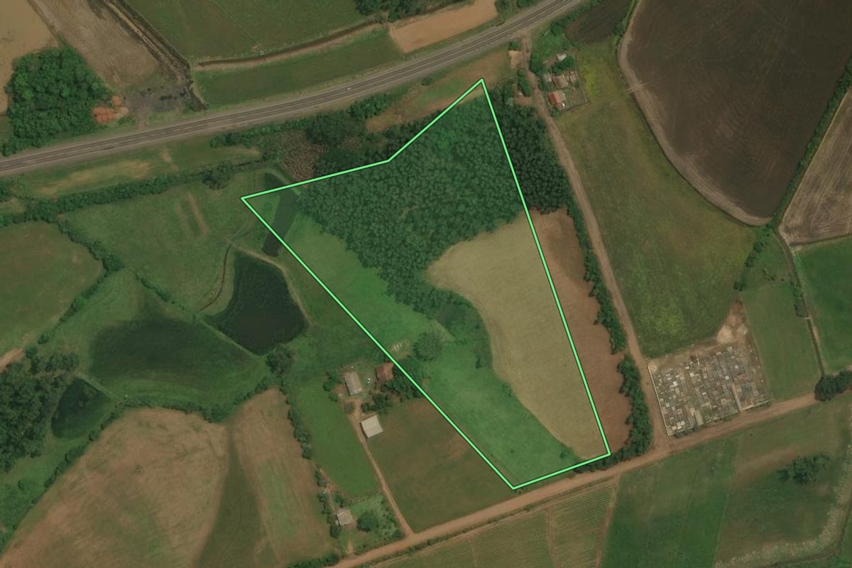 Imagem de satélite do imóvel rural em Restinga Sêca (RS), com o contorno declarado no CAR desenhado por cima.