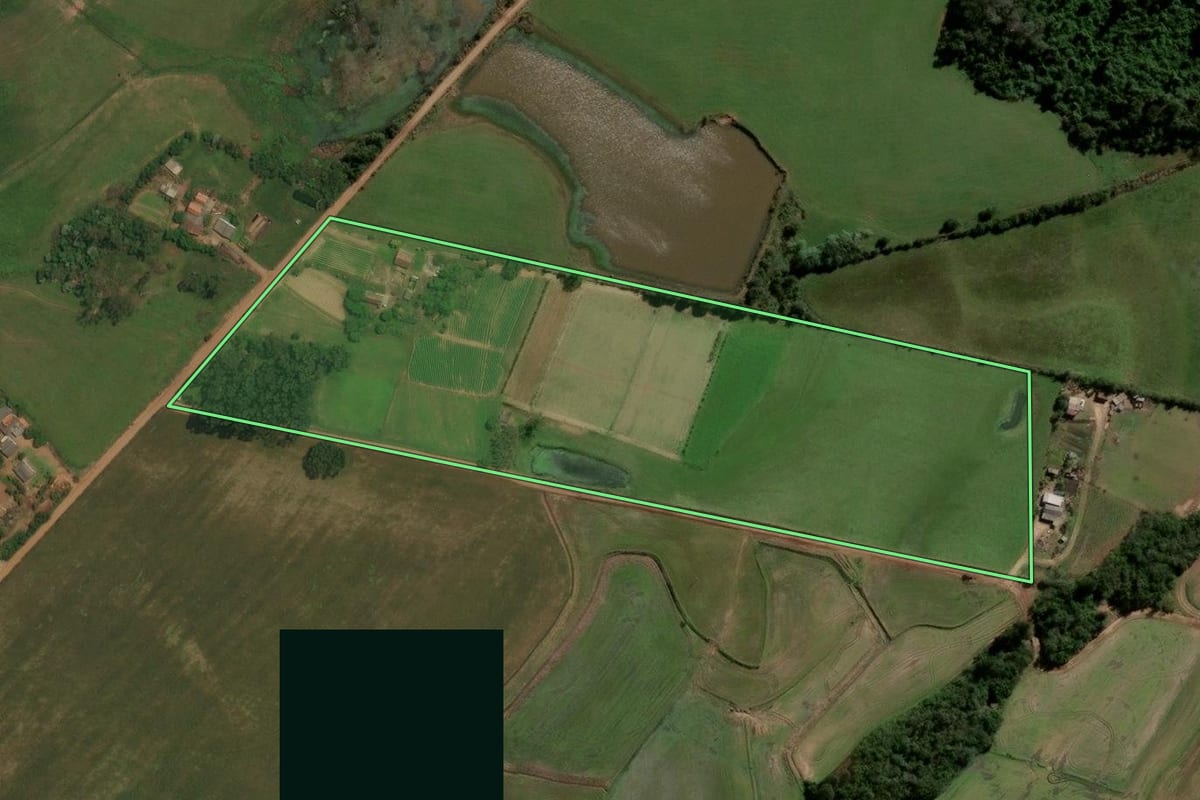 Imagem de satélite do imóvel rural em Restinga Sêca (RS), com o contorno declarado no CAR desenhado por cima.
