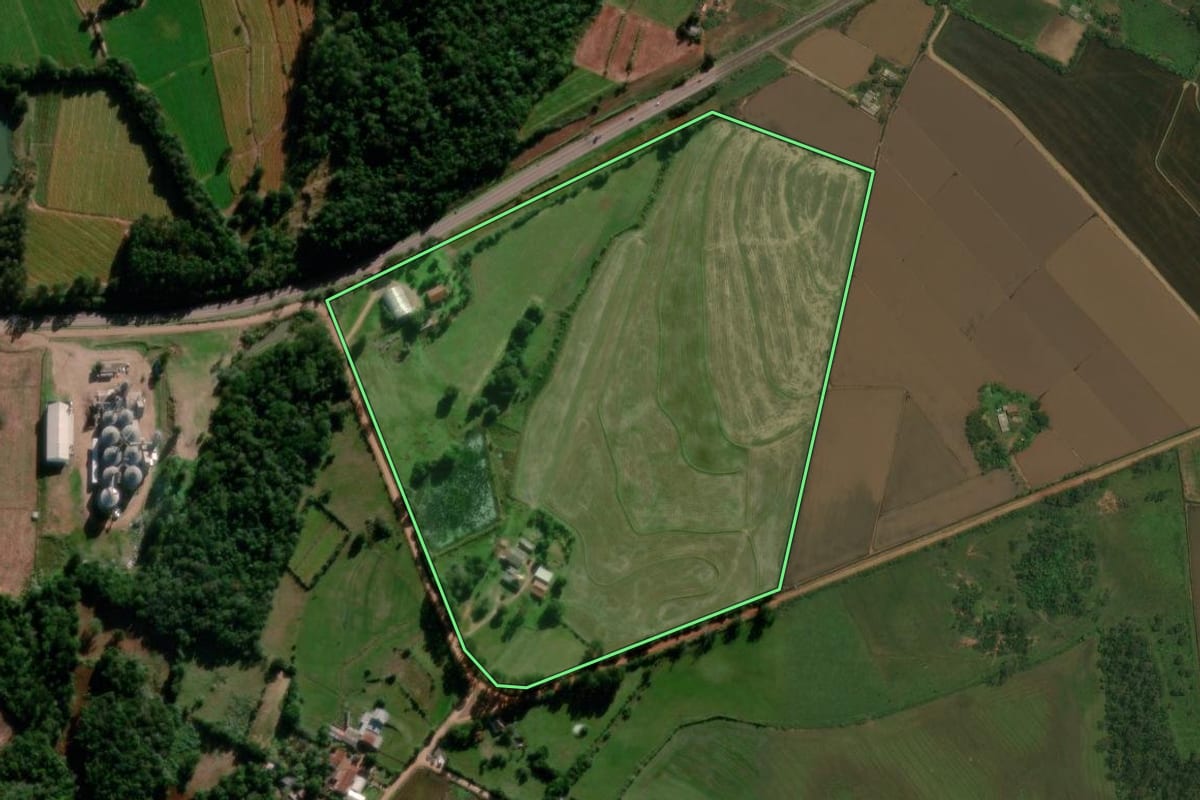 Imagem de satélite do imóvel rural em Restinga Sêca (RS), com o contorno declarado no CAR desenhado por cima.