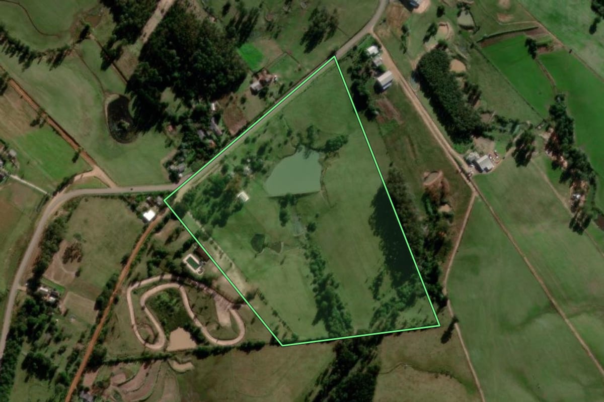Imagem de satélite do imóvel rural em Restinga Sêca (RS), com o contorno declarado no CAR desenhado por cima.