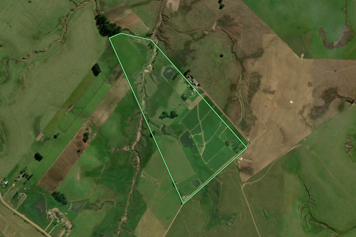 Imagem de satélite do imóvel rural em Restinga Sêca (RS), com o contorno declarado no CAR desenhado por cima.