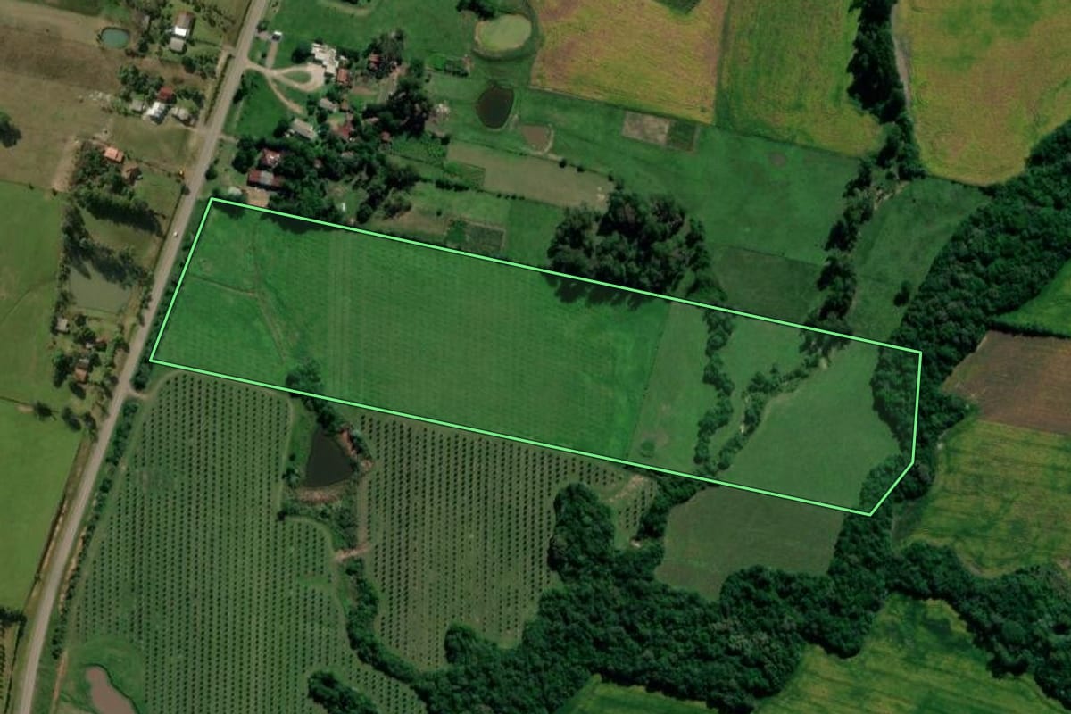Imagem de satélite do imóvel rural em Restinga Sêca (RS), com o contorno declarado no CAR desenhado por cima.
