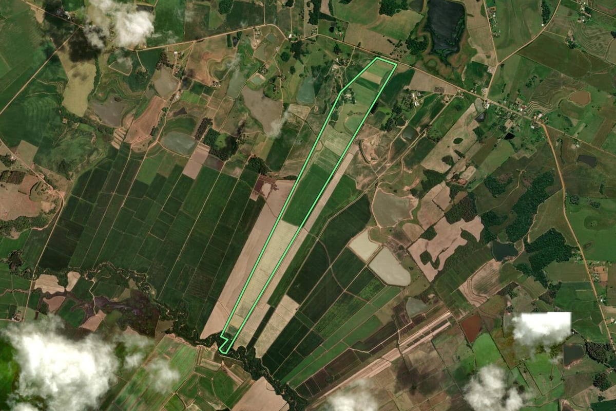 Imagem de satélite do imóvel rural em Restinga Sêca (RS), com o contorno declarado no CAR desenhado por cima.