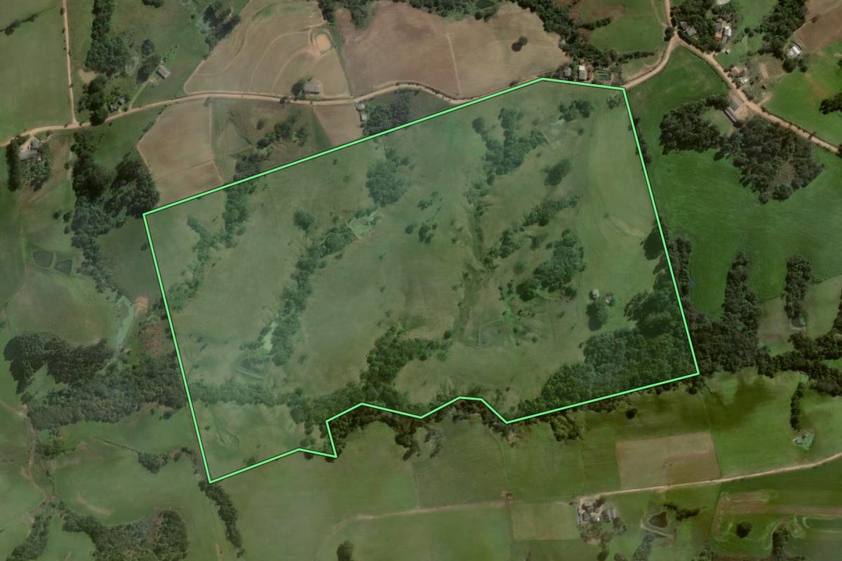 Imagem de satélite do imóvel rural em Restinga Sêca (RS), com o contorno declarado no CAR desenhado por cima.