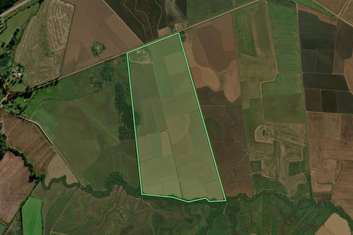 Imagem de satélite do imóvel rural em Restinga Sêca (RS), com o contorno declarado no CAR desenhado por cima.