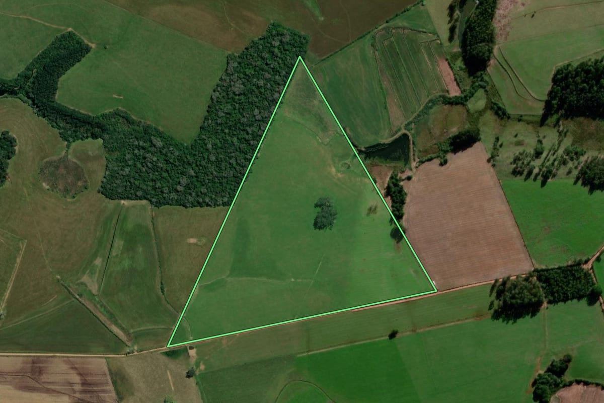 Imagem de satélite do imóvel rural em Restinga Sêca (RS), com o contorno declarado no CAR desenhado por cima.