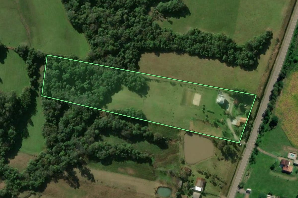 Imagem de satélite do imóvel rural em Restinga Sêca (RS), com o contorno declarado no CAR desenhado por cima.