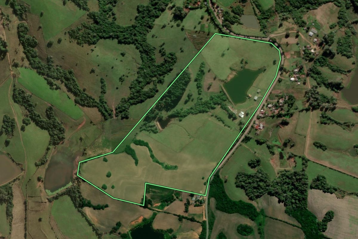 Imagem de satélite do imóvel rural em Restinga Sêca (RS), com o contorno declarado no CAR desenhado por cima.