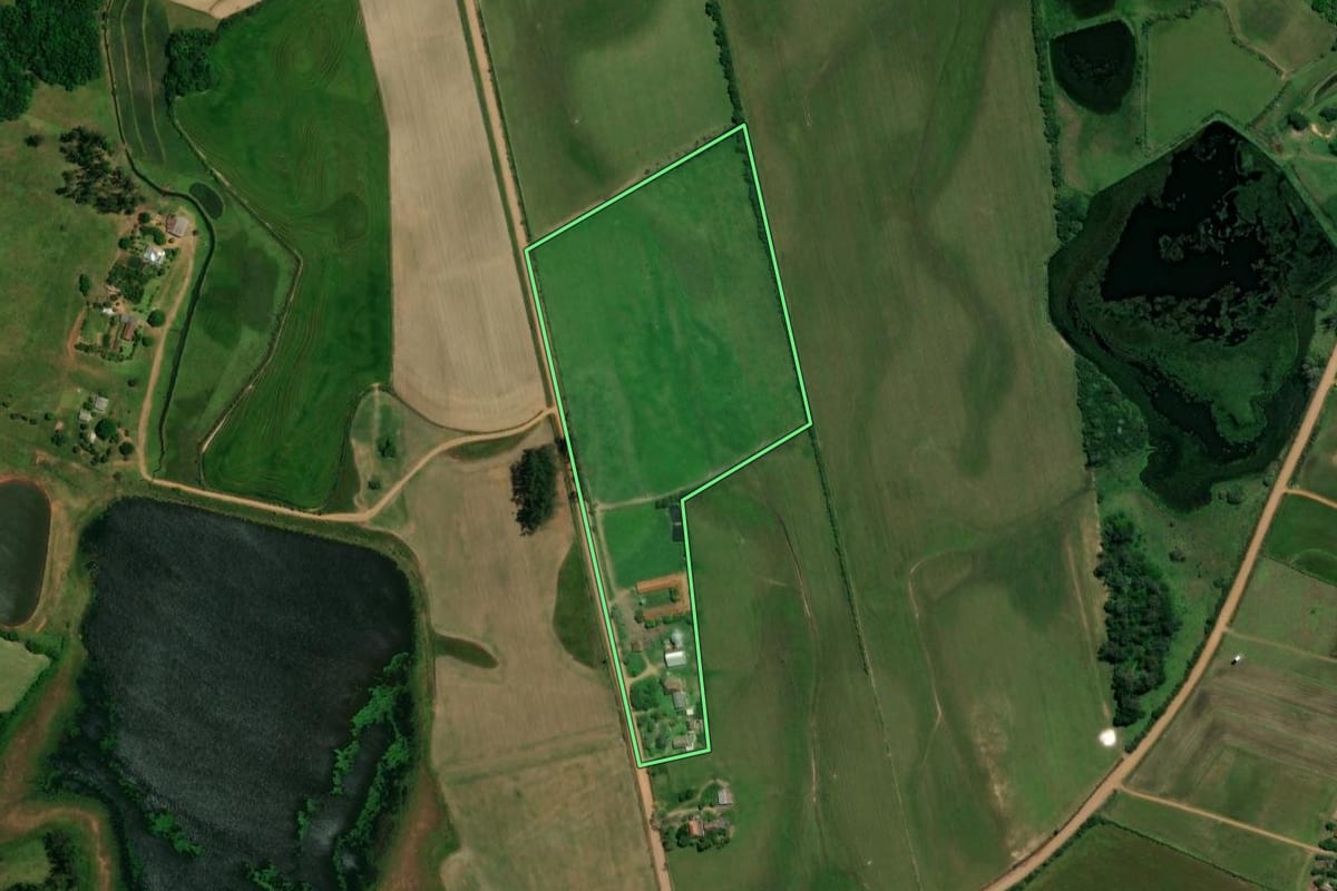 Imagem de satélite do imóvel rural em Restinga Sêca (RS), com o contorno declarado no CAR desenhado por cima.