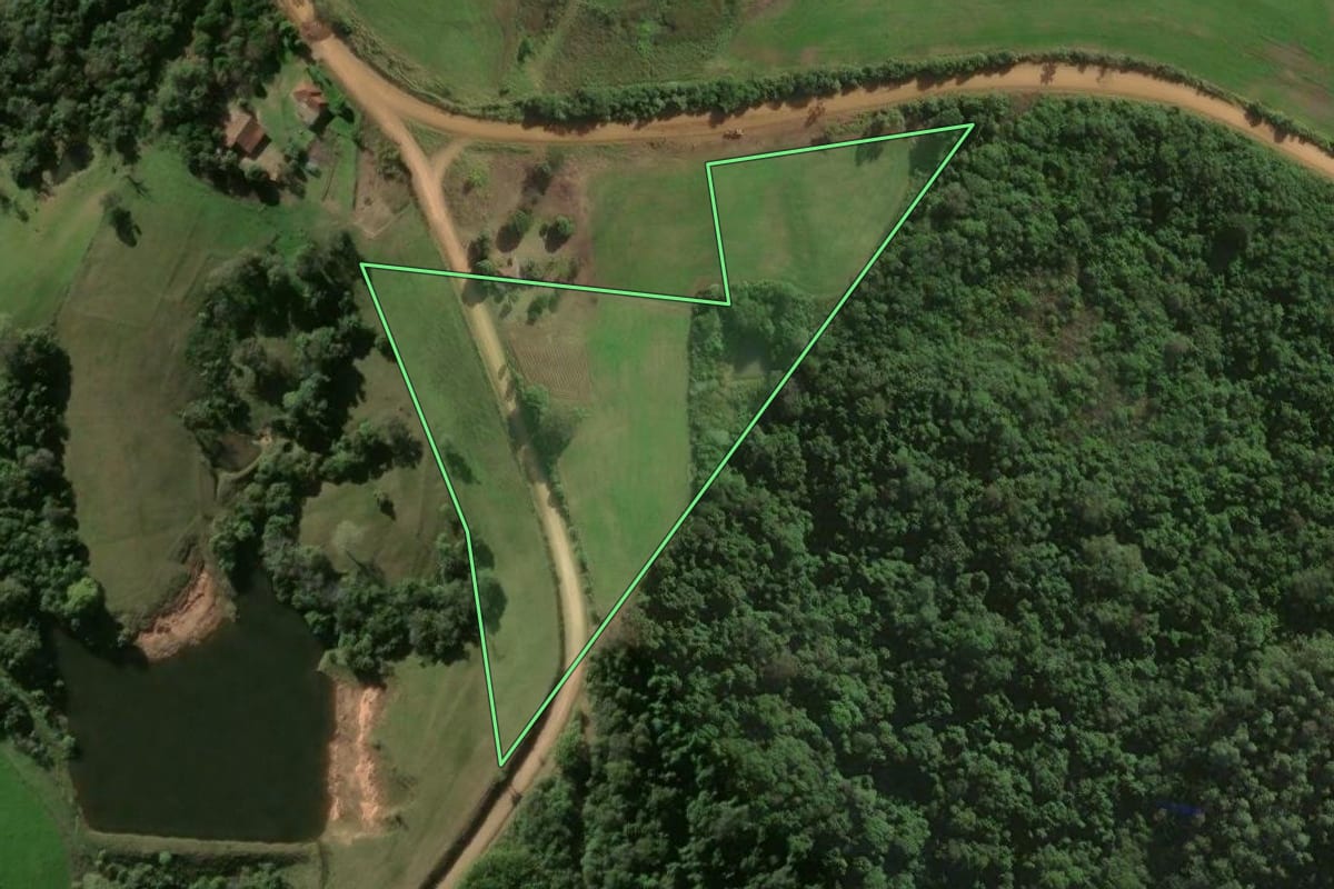 Imagem de satélite do imóvel rural em Restinga Sêca (RS), com o contorno declarado no CAR desenhado por cima.