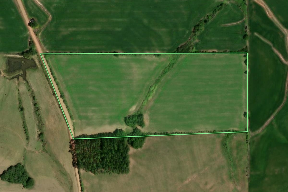 Imagem de satélite do imóvel rural em Restinga Sêca (RS), com o contorno declarado no CAR desenhado por cima.