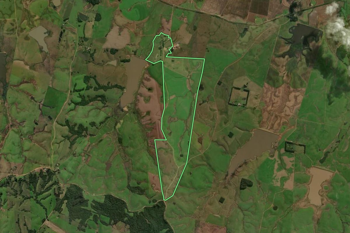 Imagem de satélite do imóvel rural em Restinga Sêca (RS), com o contorno declarado no CAR desenhado por cima.