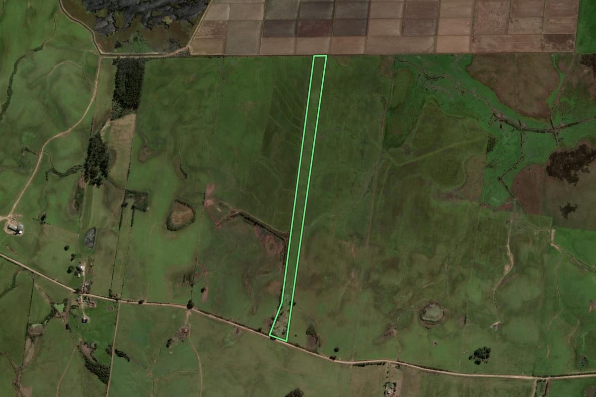 Imagem de satélite do imóvel rural em Restinga Sêca (RS), com o contorno declarado no CAR desenhado por cima.