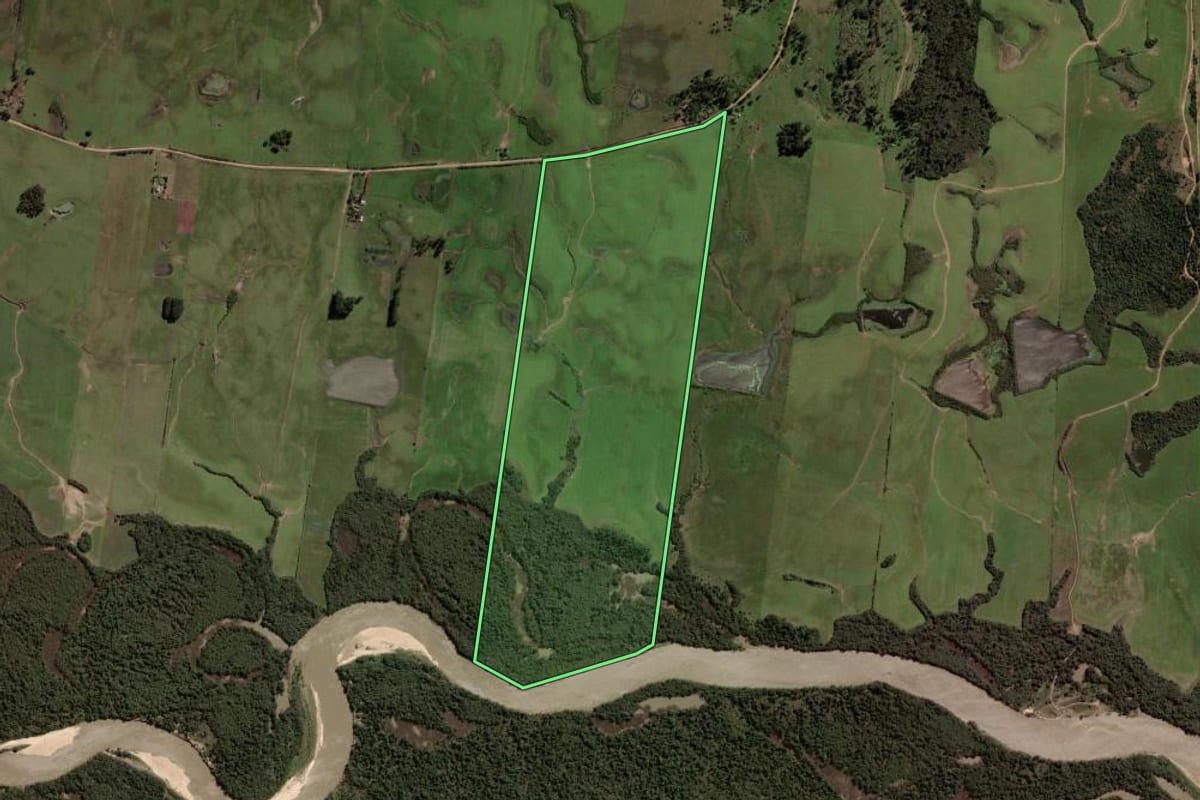 Imagem de satélite do imóvel rural em Restinga Sêca (RS), com o contorno declarado no CAR desenhado por cima.