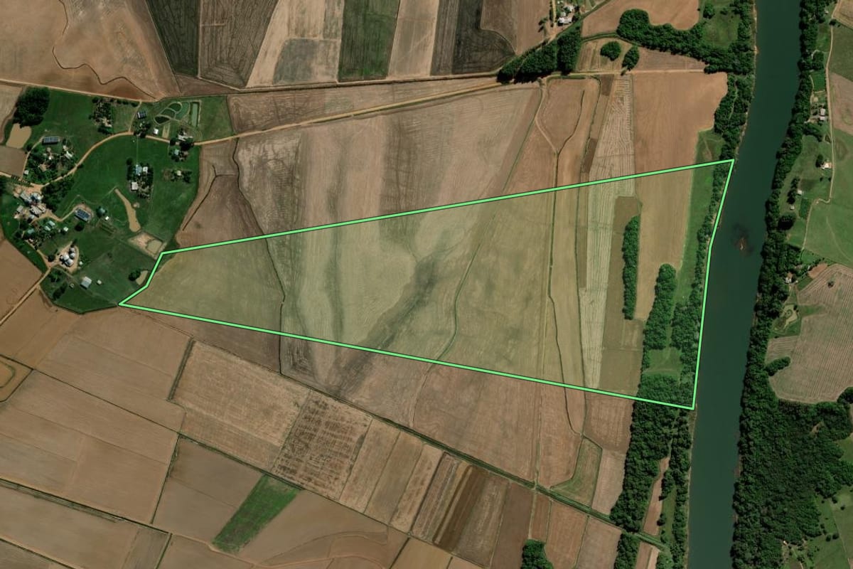 Imagem de satélite do imóvel rural em Restinga Sêca (RS), com o contorno declarado no CAR desenhado por cima.