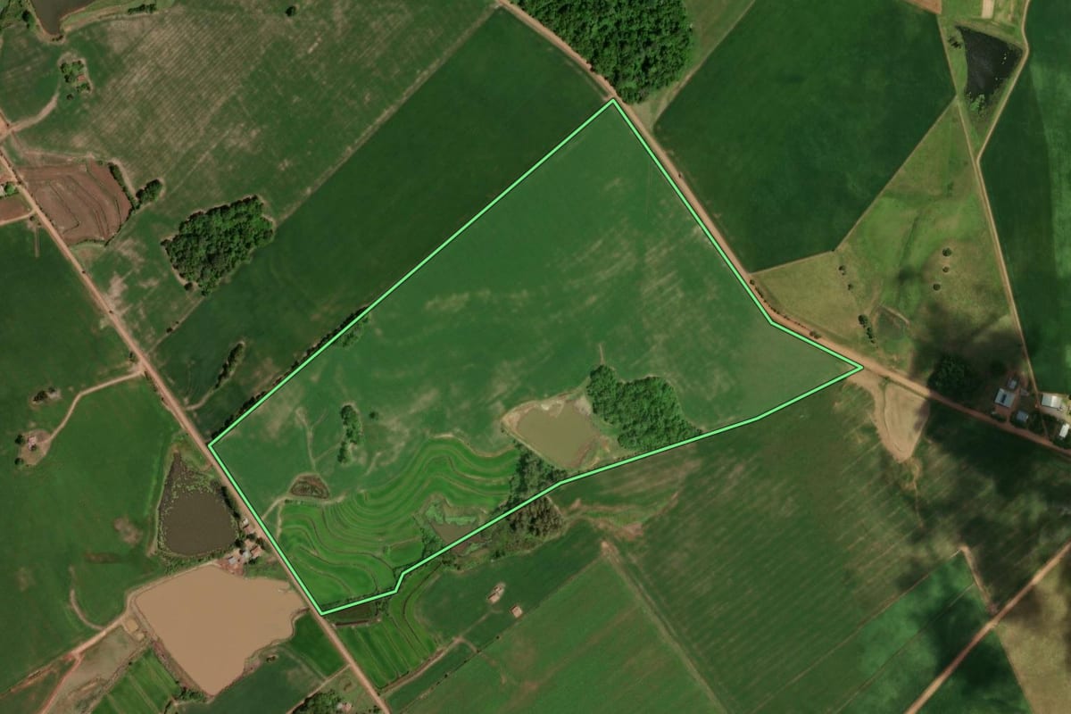 Imagem de satélite do imóvel rural em Restinga Sêca (RS), com o contorno declarado no CAR desenhado por cima.