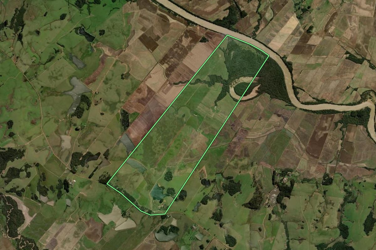 Imagem de satélite do imóvel rural em Restinga Sêca (RS), com o contorno declarado no CAR desenhado por cima.