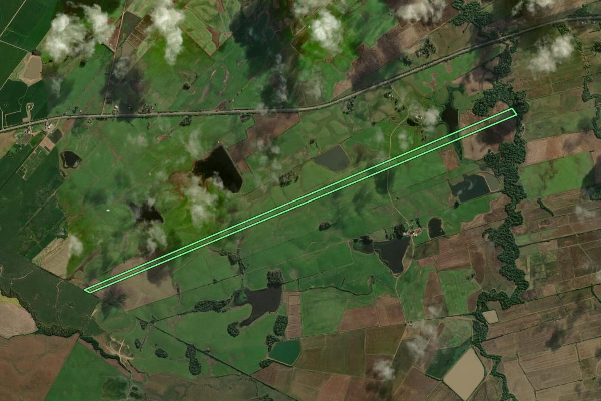 Imagem de satélite do imóvel rural em Restinga Sêca (RS), com o contorno declarado no CAR desenhado por cima.
