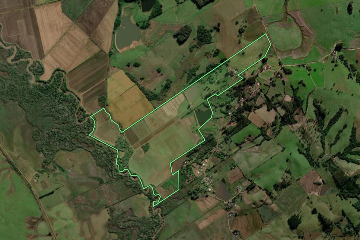 Imagem de satélite do imóvel rural em Restinga Sêca (RS), com o contorno declarado no CAR desenhado por cima.