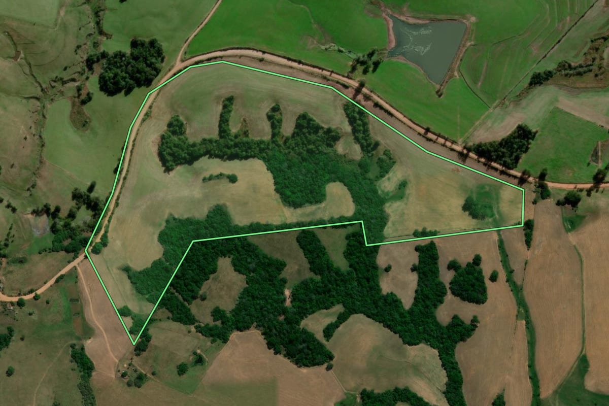 Imagem de satélite do imóvel rural em Restinga Sêca (RS), com o contorno declarado no CAR desenhado por cima.