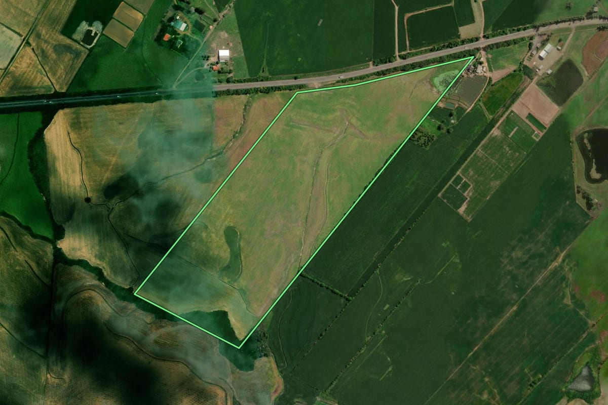 Imagem de satélite do imóvel rural em Restinga Sêca (RS), com o contorno declarado no CAR desenhado por cima.