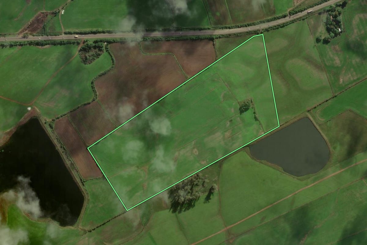 Imagem de satélite do imóvel rural em Restinga Sêca (RS), com o contorno declarado no CAR desenhado por cima.