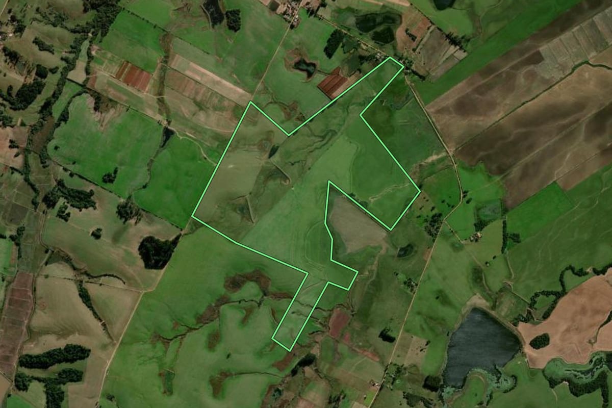 Imagem de satélite do imóvel rural em Restinga Sêca (RS), com o contorno declarado no CAR desenhado por cima.
