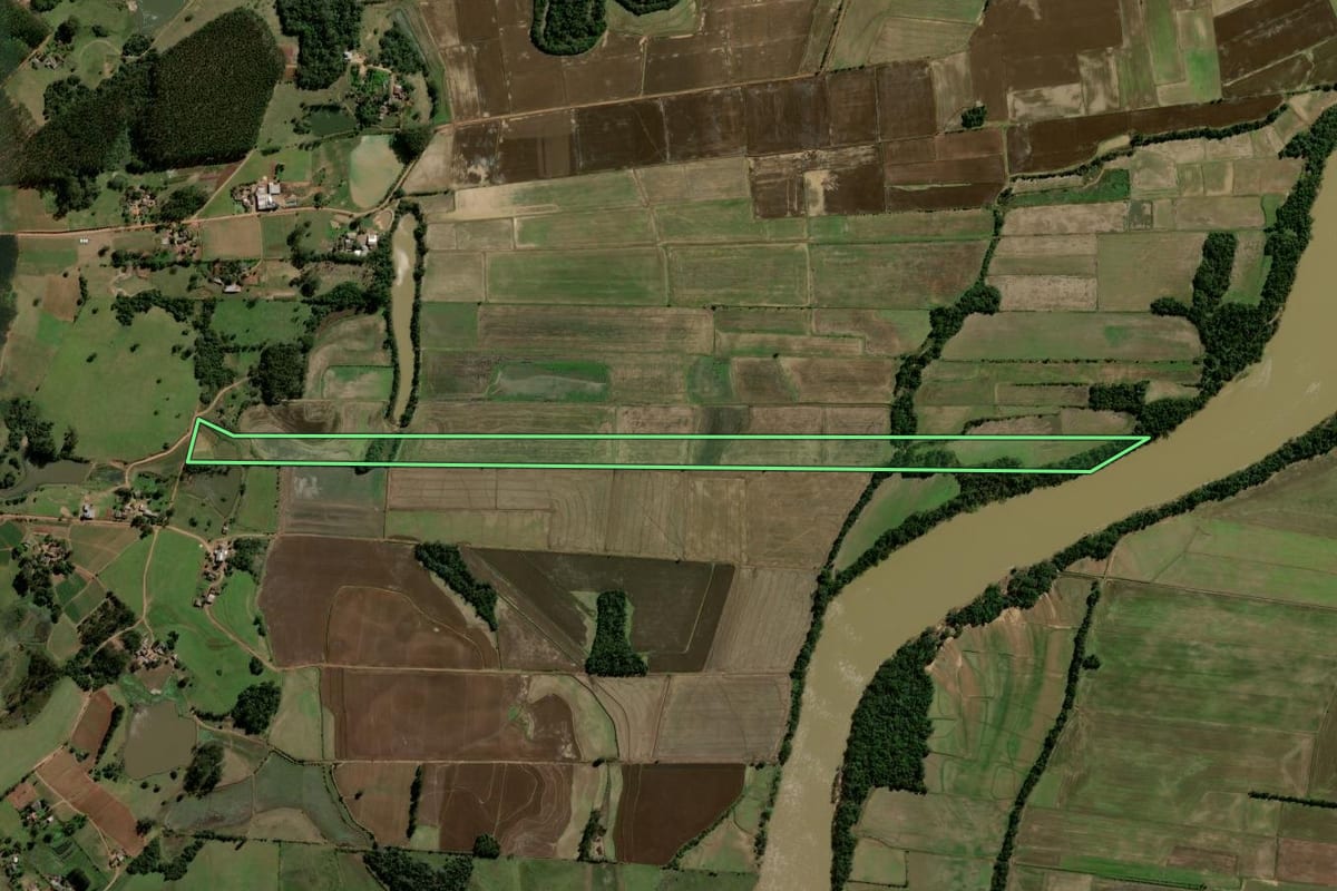 Imagem de satélite do imóvel rural em Restinga Sêca (RS), com o contorno declarado no CAR desenhado por cima.