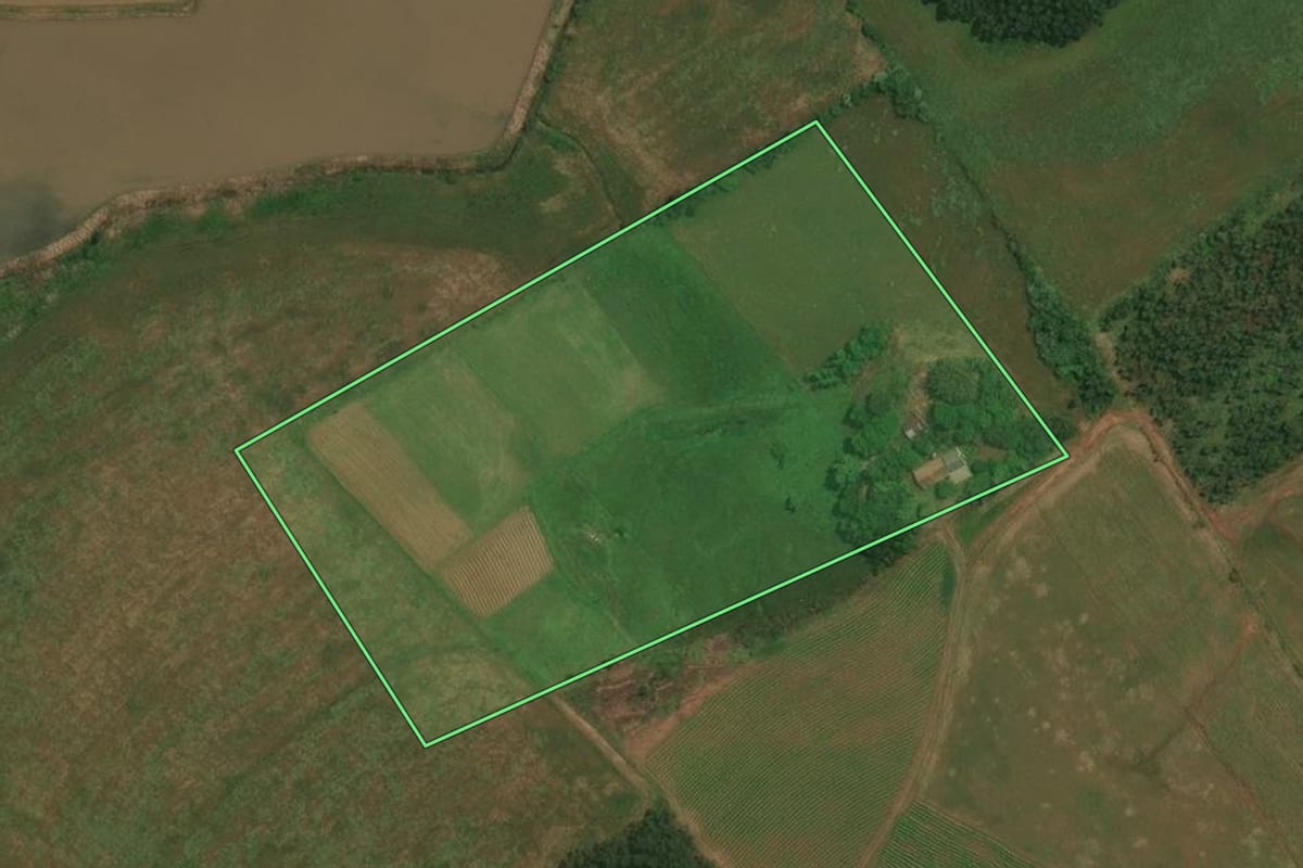 Imagem de satélite do imóvel rural em Restinga Sêca (RS), com o contorno declarado no CAR desenhado por cima.