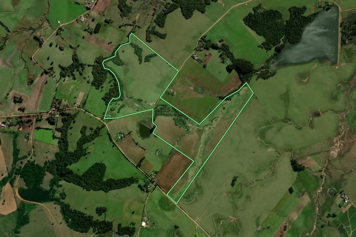 Imagem de satélite do imóvel rural em Restinga Sêca (RS), com o contorno declarado no CAR desenhado por cima.